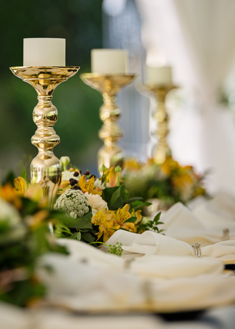 Tischdekoration mit goldenen Kerzenständern und stumpenkerzen - Locationscout